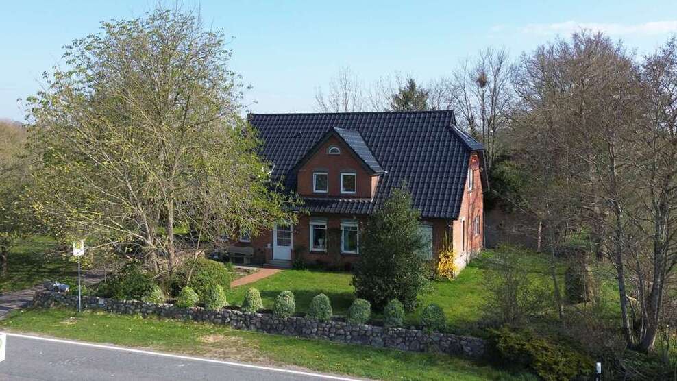 Haus zum Kaufen in Oster-Ohrstedt 375.000 € 215 m²