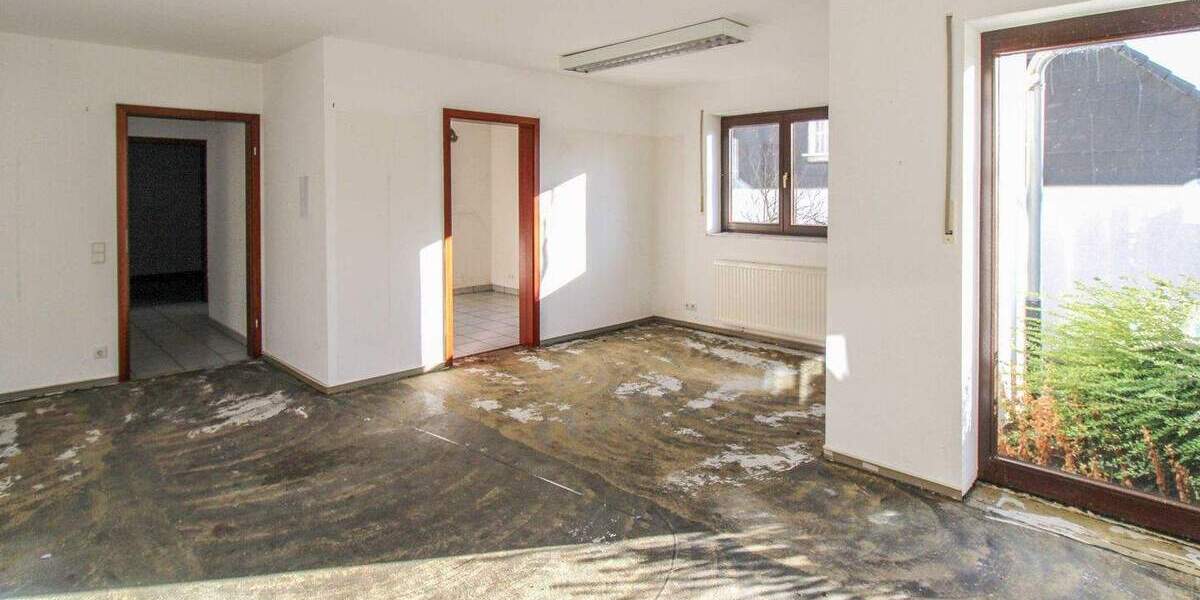 Aufgeteiltes Wohn- und Bürohaus in Sackgassenlage mit Tiefgarage und großem Naturgarten 1 zimmer