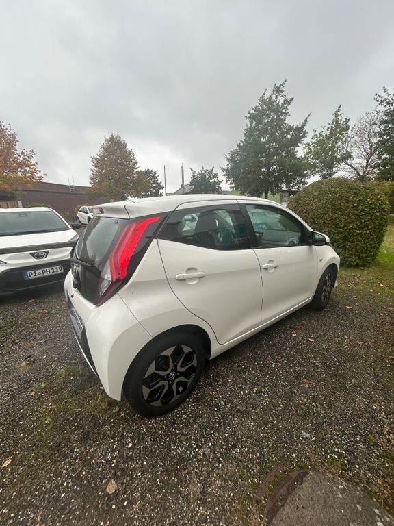 Toyota Aygo (X) 82.000 km 7.450 € Tornesch 25436