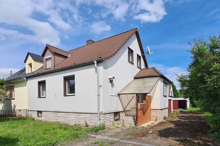 Zu sanierendes Einfamilienhaus im Osten von Halle mit großem Grundstück