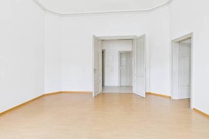 Renovierte, großzügige Wohnung mit Balkon