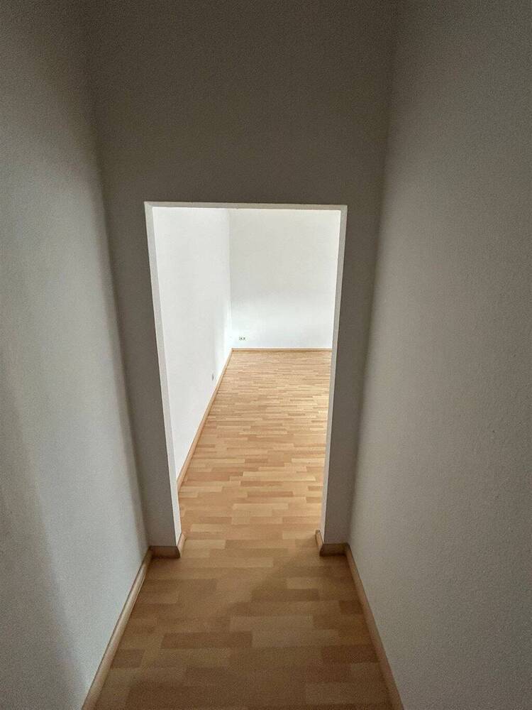 Großzügige 1-Zimmer mit Einbauküche, Dusche und Laminat in zentraler Lage!