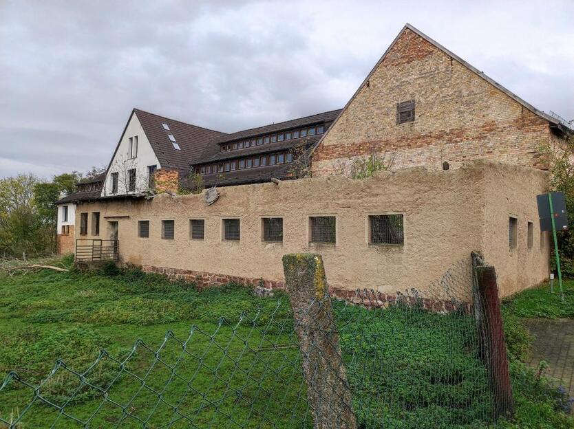 Vierseitenhof - sanierungsbedürftig