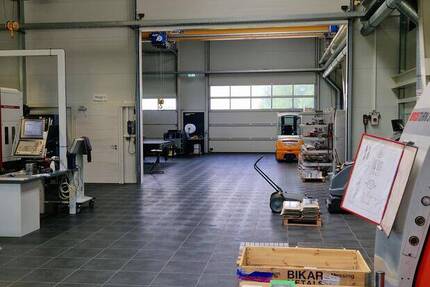 Top - Gewerbehalle für Produktion und Lager mit Büros zimmer