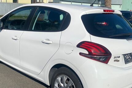 Peugeot 208 99.443 km 4.500 &euro; Offenbach am Main 63069