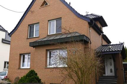 Grüner Rückzugsort: Einfamilienhaus mit weitläufigem Garten.