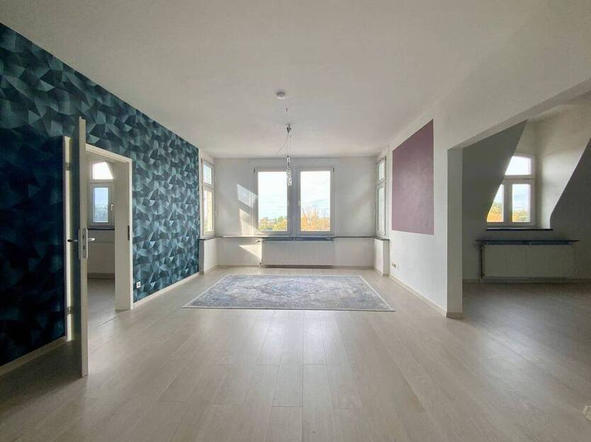 Modernisierte Wohnung mit Einbauküche und Stellplatz in zentraler Lage
