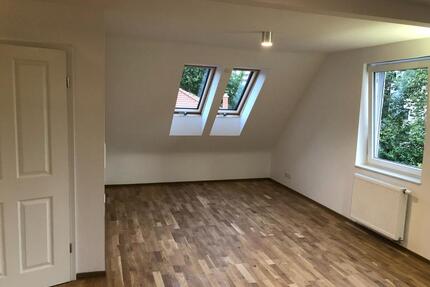 Helle 2-Zimmer-DG-Wohnung mit gehobener Ausstattung zur Miete
