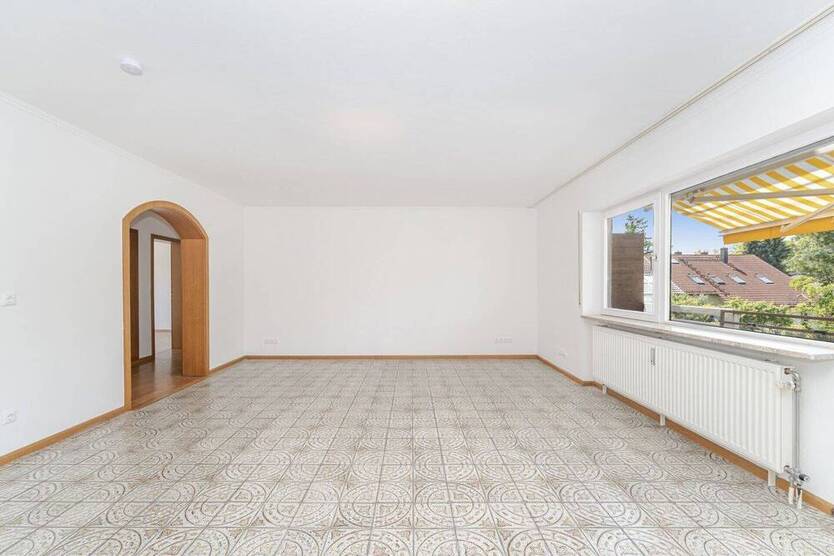 Großzügige und sehr gepflegte 4-Zimmer-Wohnung mit 2 Balkonen und Einbauküche.