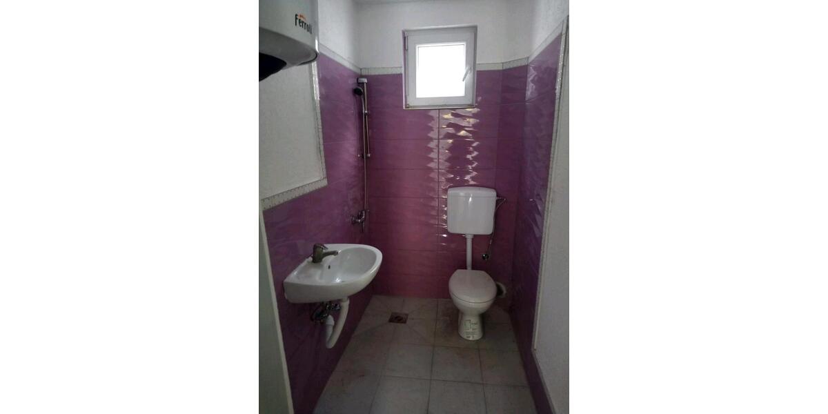 Ein legales Haus in Montenegro steht zum Verkauf. zimmer