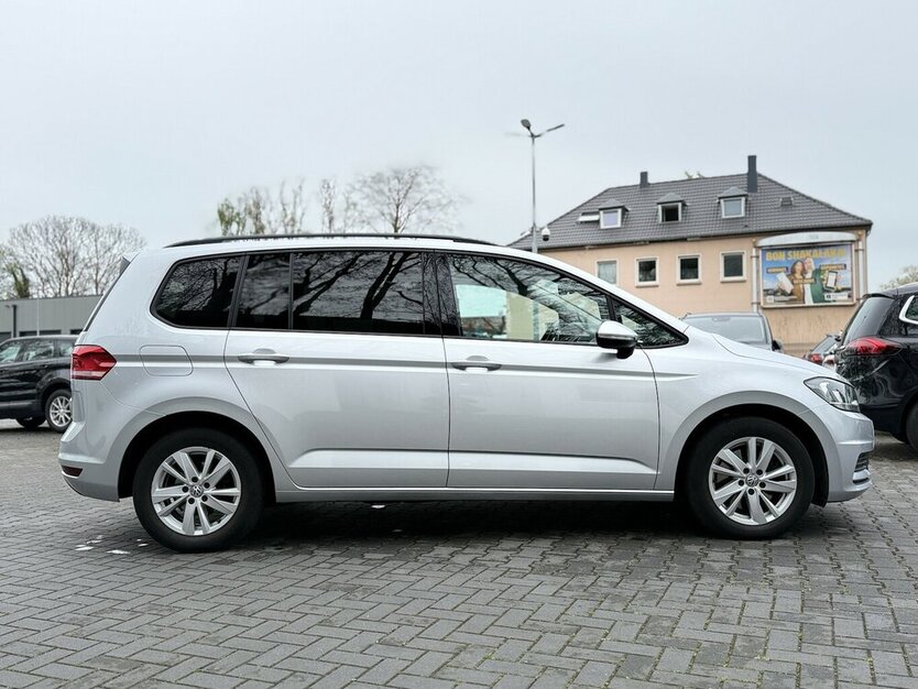 VW Touran 7 Sitze / Automatik / AHK / 1. Hd / Navi 110.000 km 24.490 € Mönchengladbach 41066