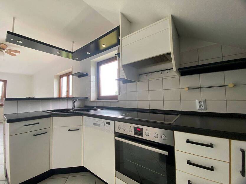 Ruhige 75?m²-DG-Wohnung mit Komfort: Einbauküche & Garage inklusive 3 zimmer