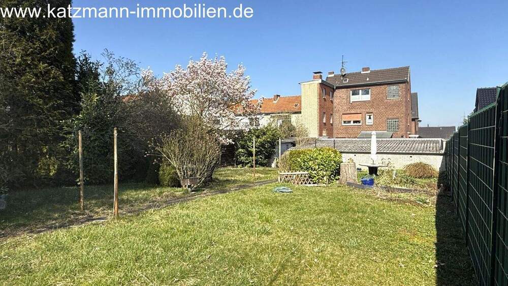 Wohn- und Geschäftshaus + Garagen + 1.186 m² großes Grundstück zu verkaufen 1 zimmer