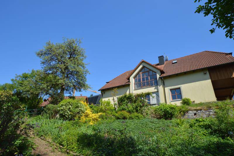 1-2-Fam.-Hs. inkl. 1-Zi.-ELW mit 3 Bädern, sehr gr. eingewachsenem Garten u. Weitblick in Brennberg