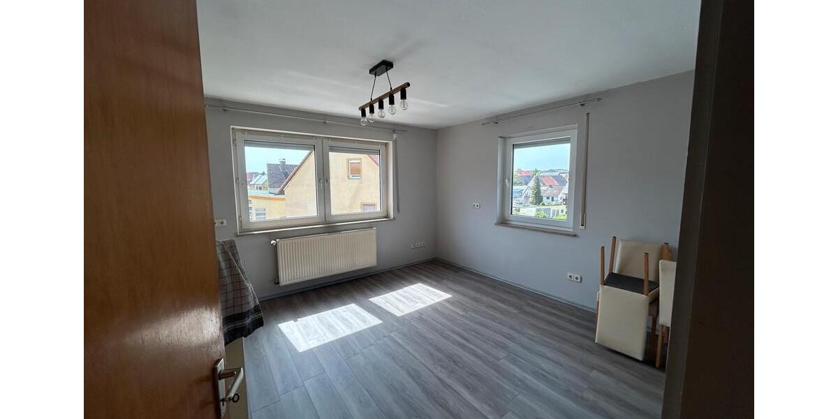 Dachgeschoßwohnung Mitteleschenbach - 3 Zimmer, 85 m&sup2;, 600&euro; | Angebot:26700379