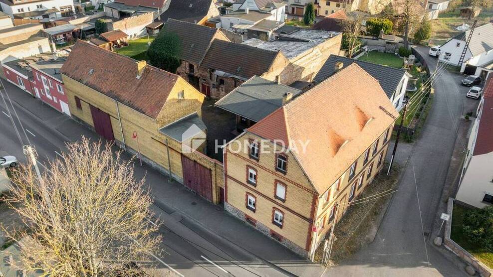 Viel Platz & Potenzial: EFH mit 8 Zimmern, Innenhof & Nebengelass auf großem Grundstück 8 zimmer