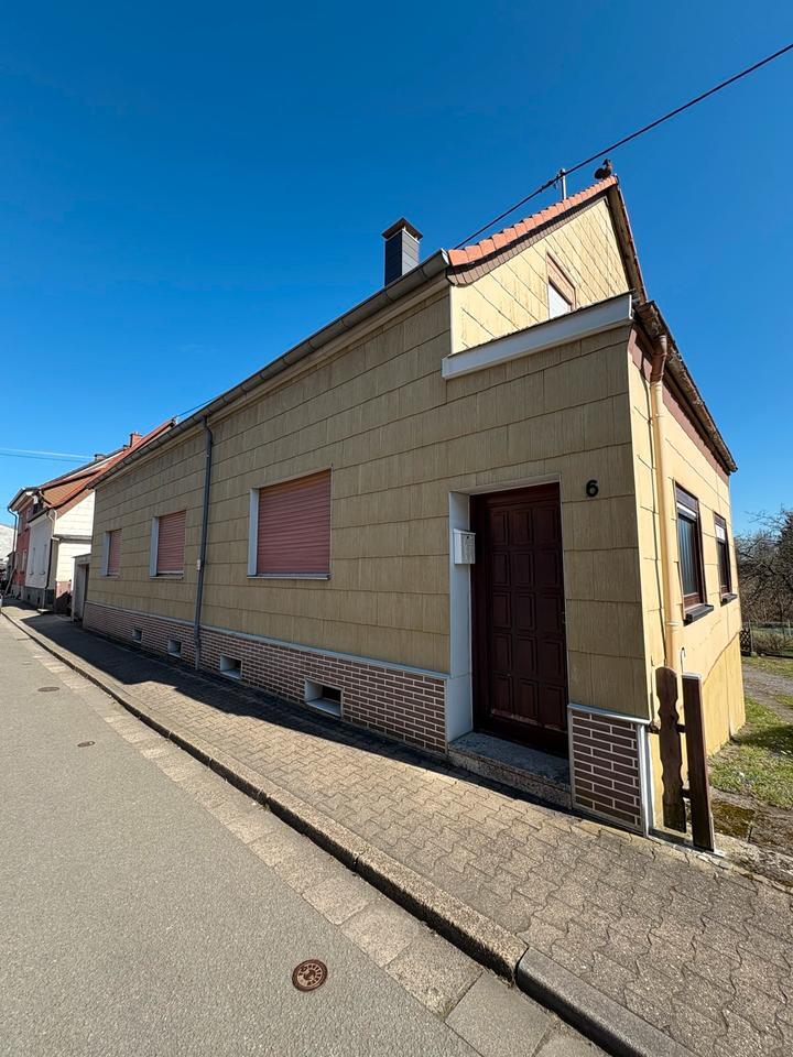 Ein-und Zweifamilienhaus (ohne sep. Abschluss) mit GartenGaragen