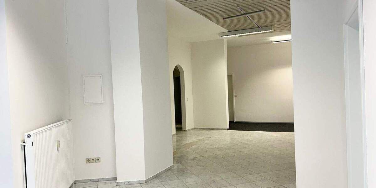 ***REPRÄSENTATIVE LADENEINHEIT *** IN BESTER LAGE AM MARKTPLATZ IN LAUF 3 zimmer