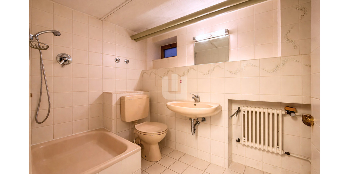 WINDISCH - Renovierungsbedürftiges RMH in familienfreundlicher Lage - für den Käufer provisionsfrei! - Reihenmittelhaus Olching / Geiselbullach Geiselbullach | Angebot:25852870