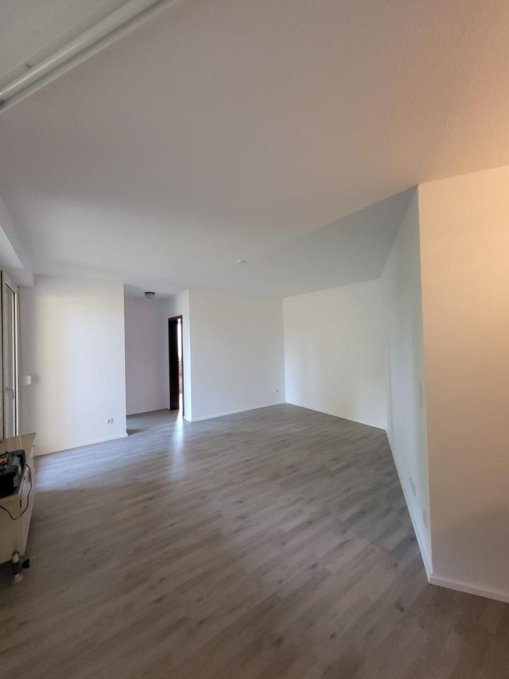 2-Zimmer Wohnung mit Balkon und Keller, großes Bad, ohne EBK