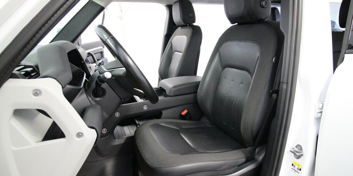 Land Rover Defender D240 2.0 SE AWD LED+AHK+PANO+MEMORY+ACC 72.263 km 43.911 &euro; Hagenow 19230