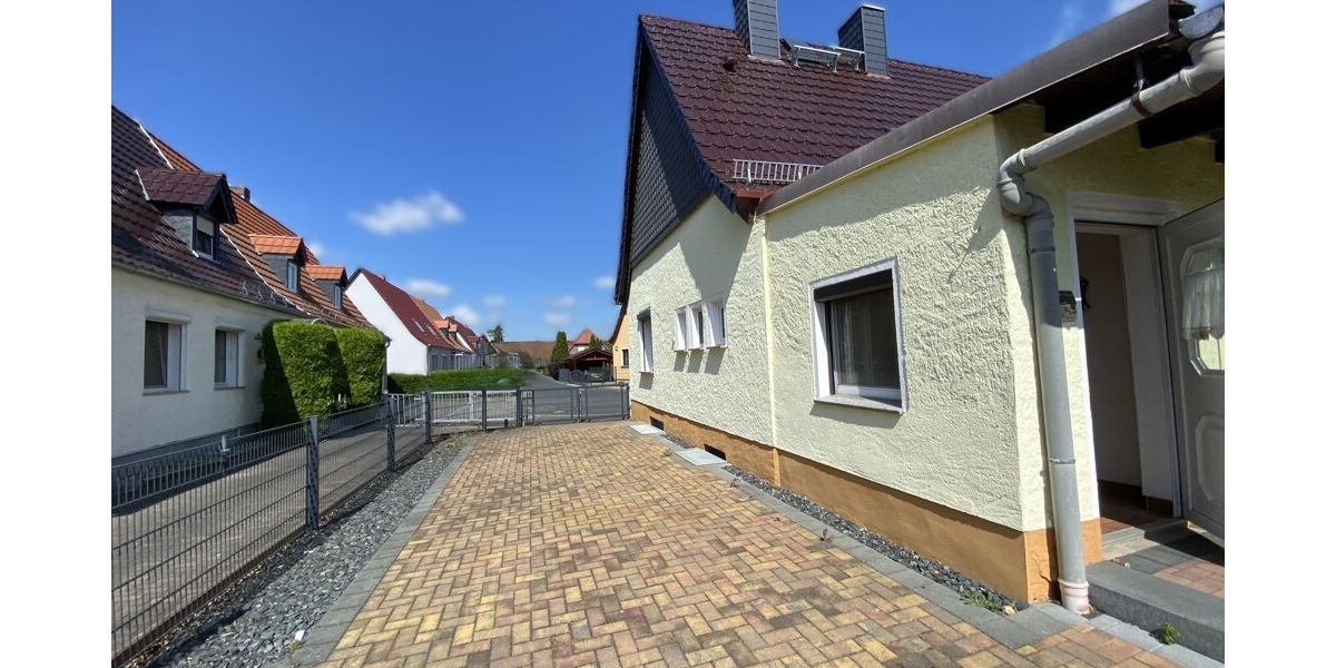 Gemütliche Doppelhaushälfte mit großem Grundstück und Doppelgarage in ruhiger Siedlungslage - Doppelhaushälfte Röderaue | Angebot:27134387