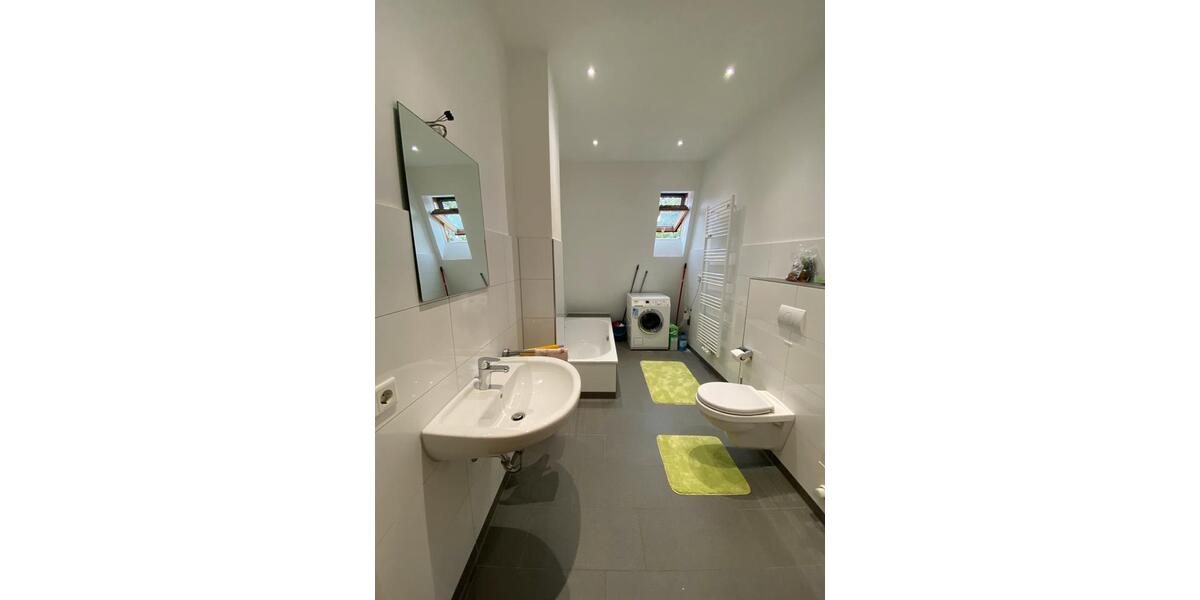 Dachgeschoßwohnung Wilhelmshaven - 5 Zimmer, 166 m&sup2;, 1.350&euro; | Angebot:25880754