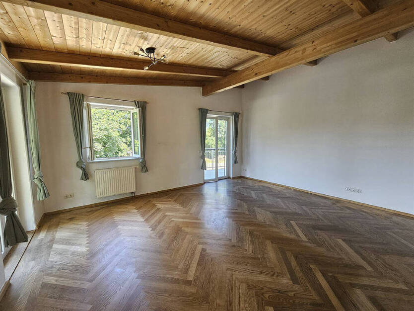 Ideal für Paar! 5 Zimmer Wohnung im ersten OG mit Balkon