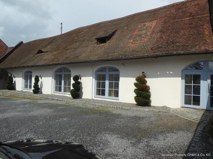 Renoviert: 135 m² Praxisfläche zu vermieten zimmer