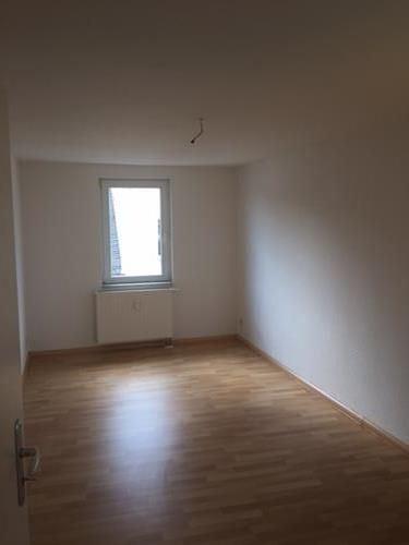 Dachgeschoßwohnung Limbach-Oberfrohna Oberfrohna - 3 Zimmer, 72 m&sup2;, 325&euro; | Angebot:26038018