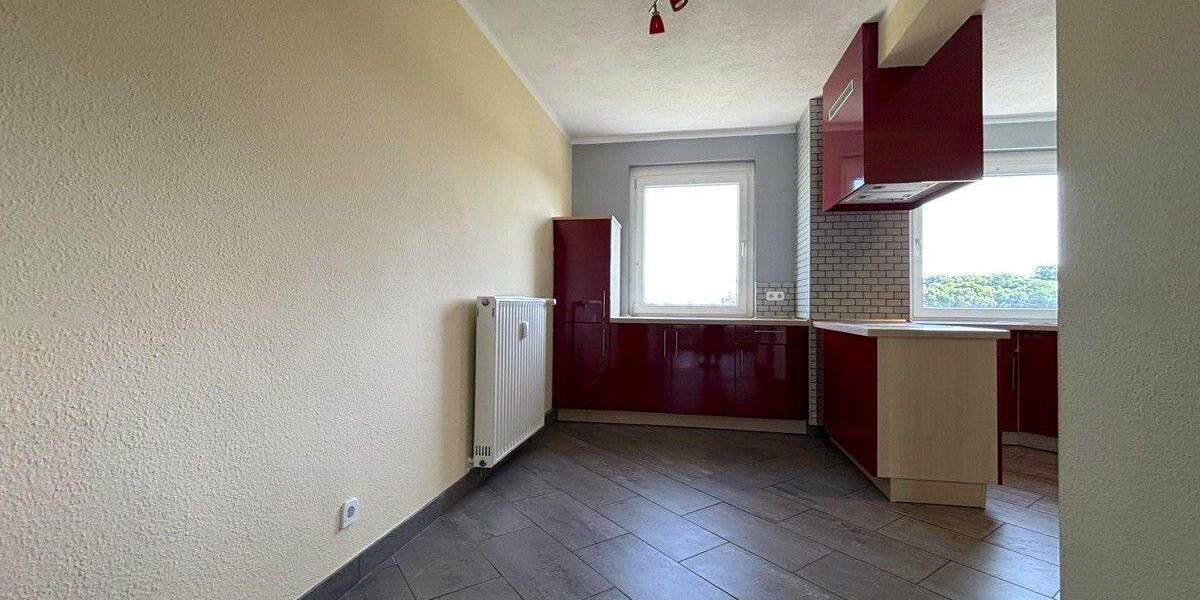 Familienfreundliche Eigentumswohnung mit Einbauküche, 2x Balkonen und 2x Garagen in Löberitz 5 zimmer