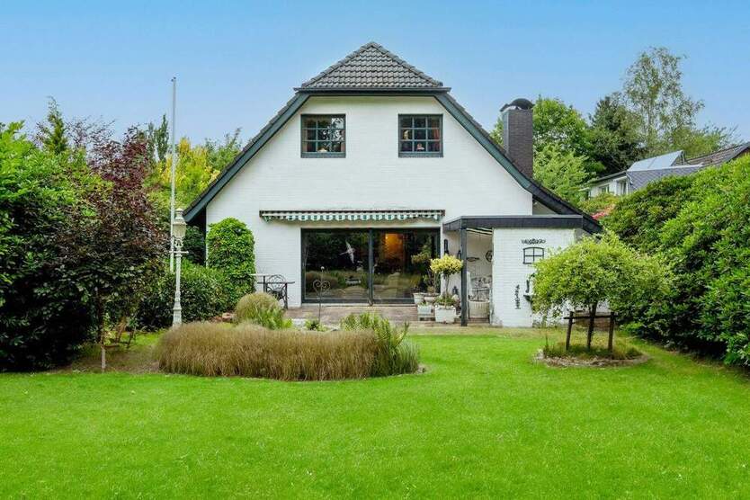 Individuelles Architektenhaus mit Einliegerwohnung, Kamin und Garten in Hamburg-Volksdorf 6 zimmer