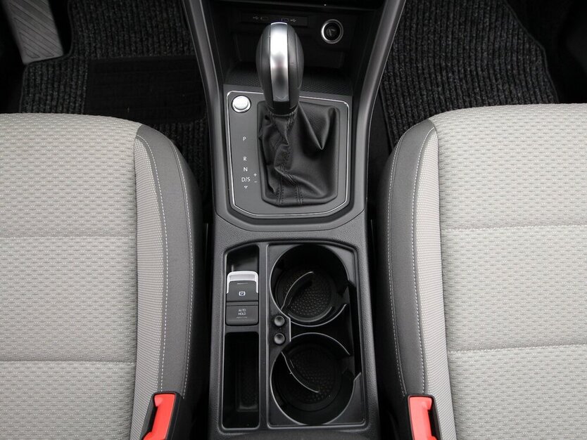 VW Touran 1.5 TSI 7-DSG Comfortline 7-SITZ+NAVI+AHK 25.069 km 32.790 € Hagenow 19230