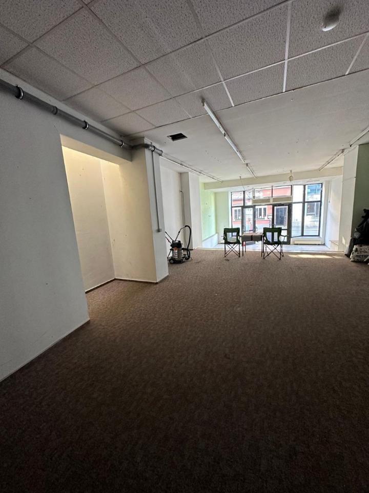 Büro, Laden im Zentrum von Eisenach (ca. 230 m²) mit Sitzgelegenheiten und Grünfläche im Innenhof