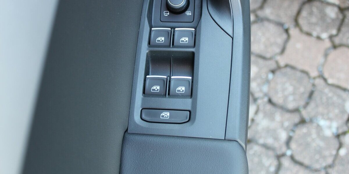 Seat Leon FR 1,4 e-HYBRID NAVI/18Zoll/LED/Kamera 74.562 km 21.900 &euro; Höchstenbach 57629
