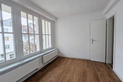 Hell & Renoviert! 3 Zimmer + Esszimmer, Vinyl-Boden, Tageslichtbad + 2 Abstellräume + gute Lage 3 zimmer