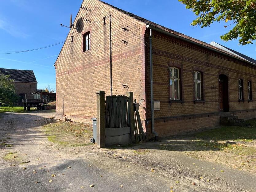 Dreiseithof mit Nebengelass inkl. zwei Baugrundstücken zimmer