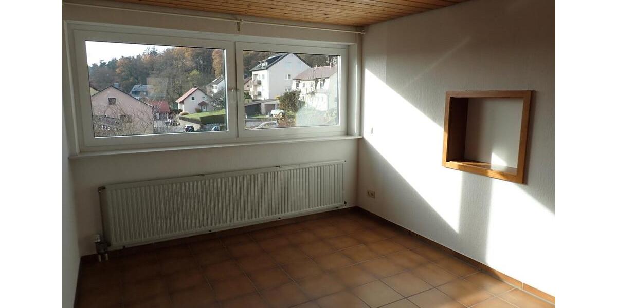 Dachgeschoßwohnung Creußen - 2.5 Zimmer, 97 m&sup2;, 873&euro; | Angebot:26237308