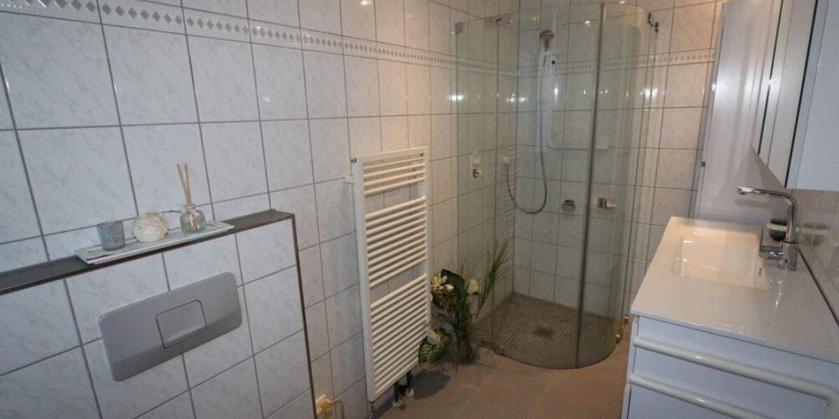 schönes, ruhiges und zentral gelegenes Einfamilienhaus mit zwei Garagen zu verkaufen 1 zimmer