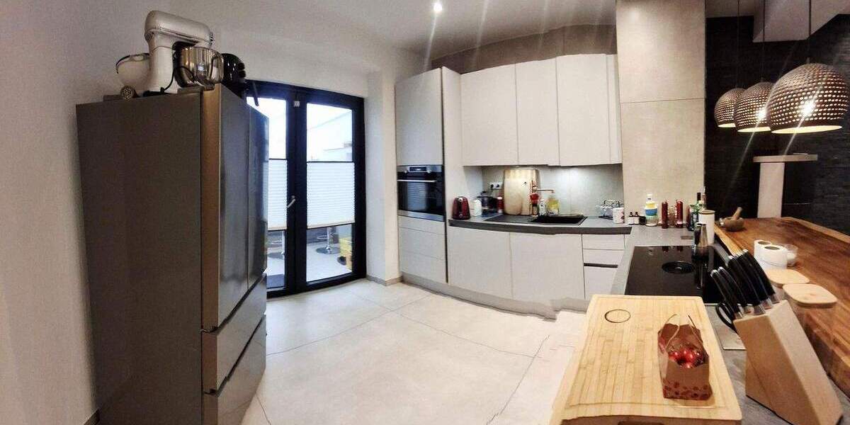 Bieterverfahren! zentrales Wohnjuwel: kernsaniertes Reihenhaus mit Solar, Kamin & Klima 3 zimmer