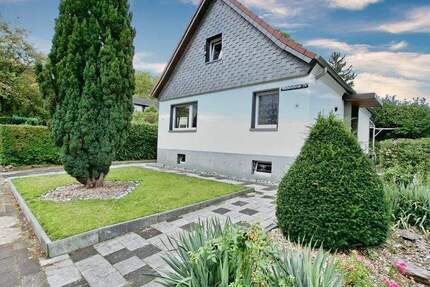 CITYHOUSE: Freistehendes Einfamilienhaus mit viel Potential, traumhaften großen Grundstück, Garage 3 zimmer