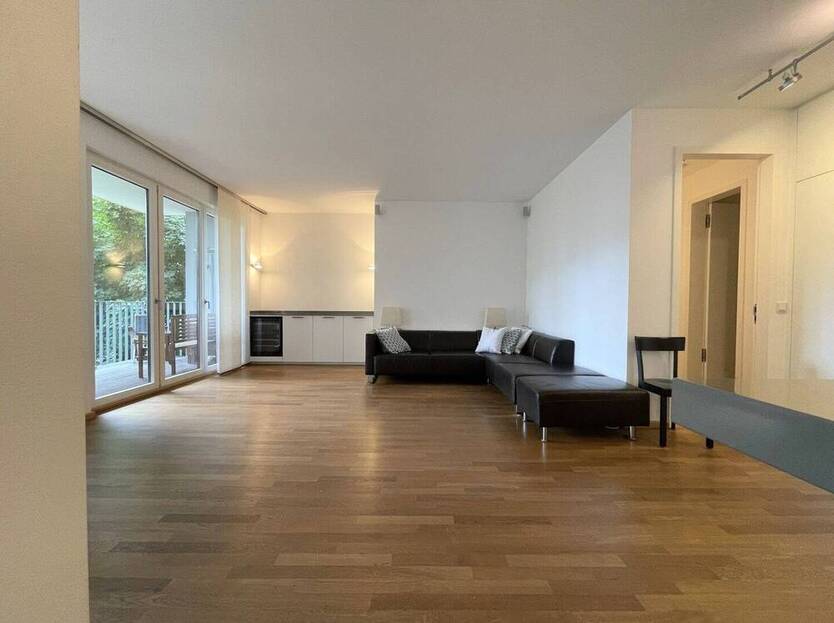 Moderne hochwertige Fünf-Zimmer-Wohnung mit Balkon