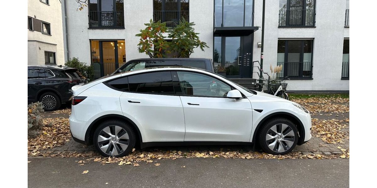 Tesla Model Y 8.240 km 34.999 € Düsseldorf 40221