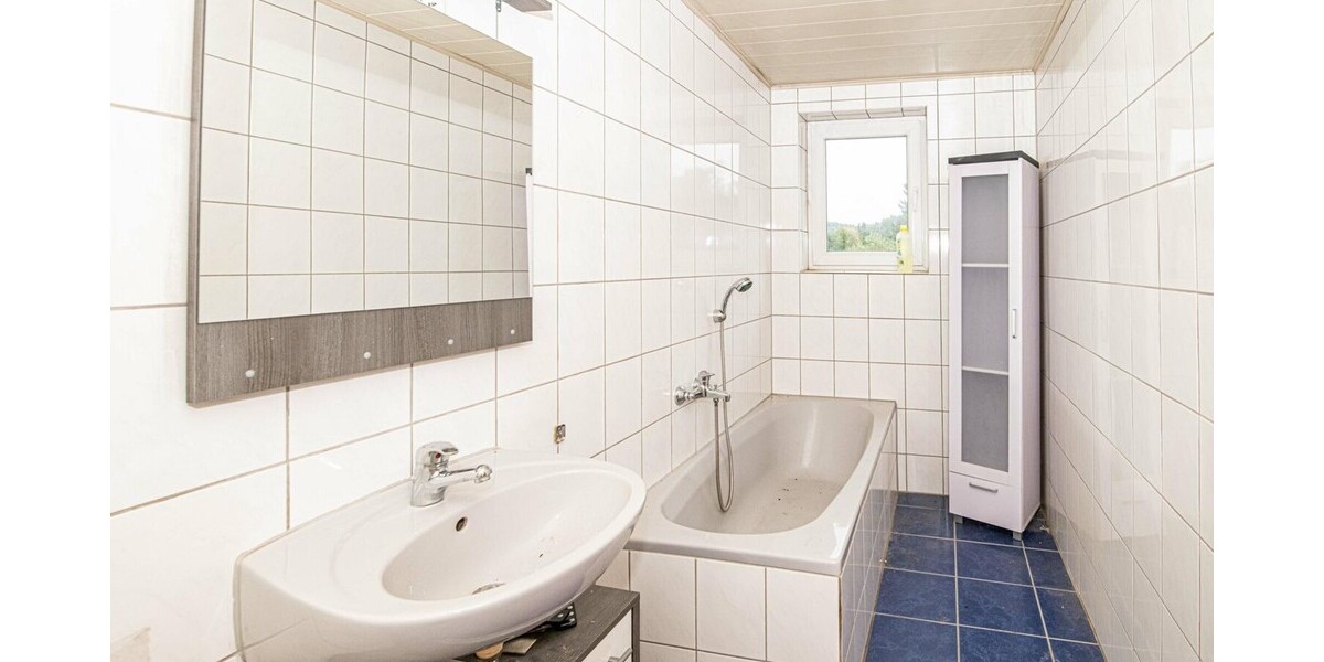 Zweifamilienhaus mit großem Grundstück 8 zimmer