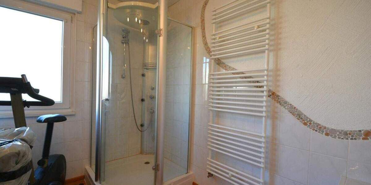 Ruhig gelegenes Wohnhaus mit Balkon, Terrasse, Garage, Carport und Aussicht in Gerolstein-Müllenborn 5 zimmer