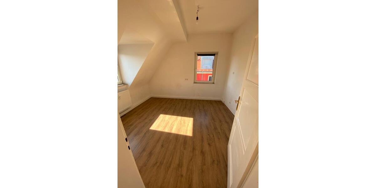 Dachgeschoßwohnung Nürnberg Gleißhammer - 5 Zimmer, 136 m&sup2;, 1.600&euro; | Angebot:27565331