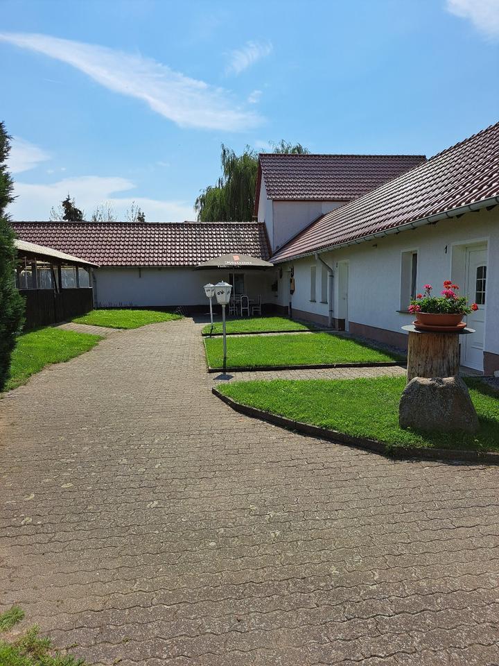 Ausbaufähiges Gebäude mit großem Grundstück