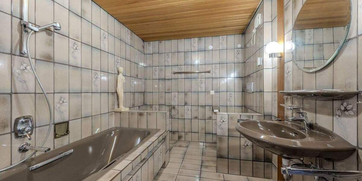 Einfamilienhaus mit Pool, Einliegerwohnung und weitläufigem Grundstück 7 zimmer