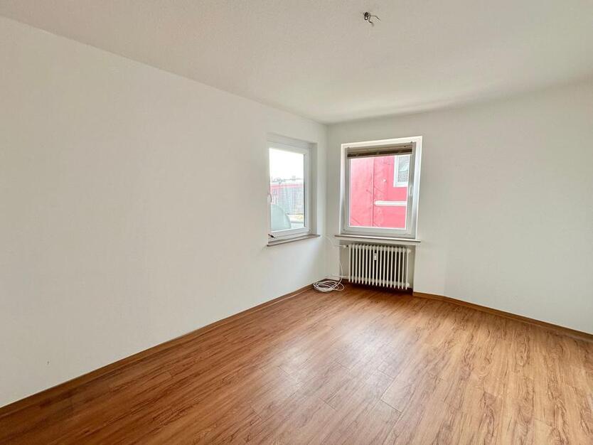 Alles in Deiner Nähe: 4-Zimmer-Oberwohnung mit Einbauküche & Loggia zimmer