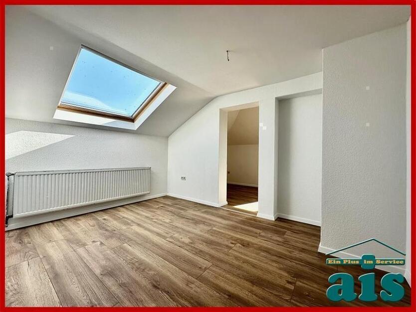 ais-GmbH bietet an: Renovierte 4 Zimmer Wohnung in der Südstadt.